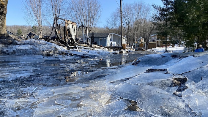 Les restes d'une maison incendiée.