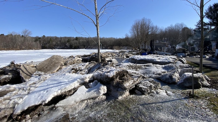Une rivière et de la glace. 