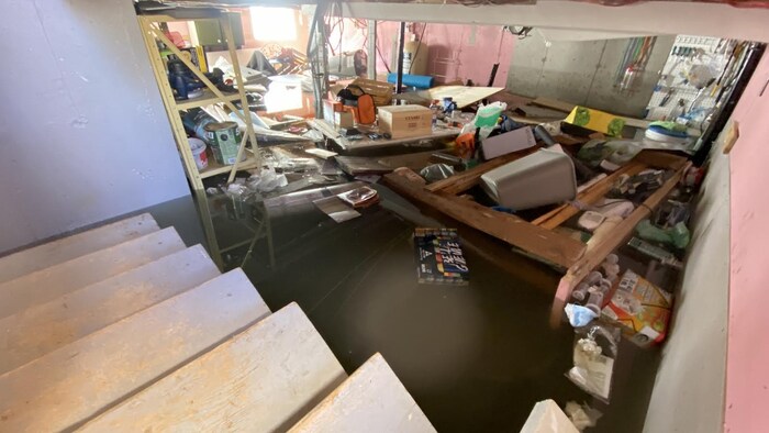 Un sous-sol rempli d'eau et de débris.