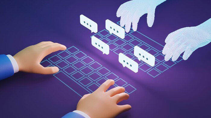 Illustration de mains qui utilisent un clavier devant une paire de mains qui semblent virtuelles et qui utilisent un autre clavier.