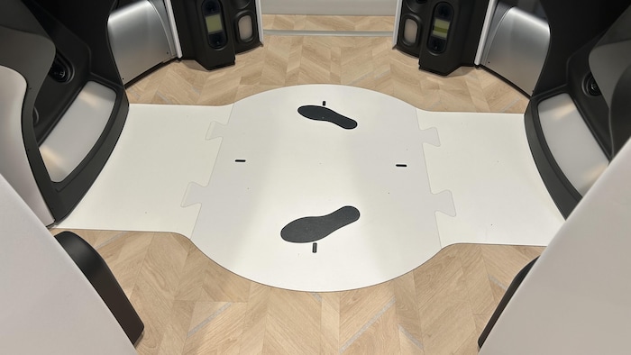 Un espace pour mettre ses pieds dans une machine.