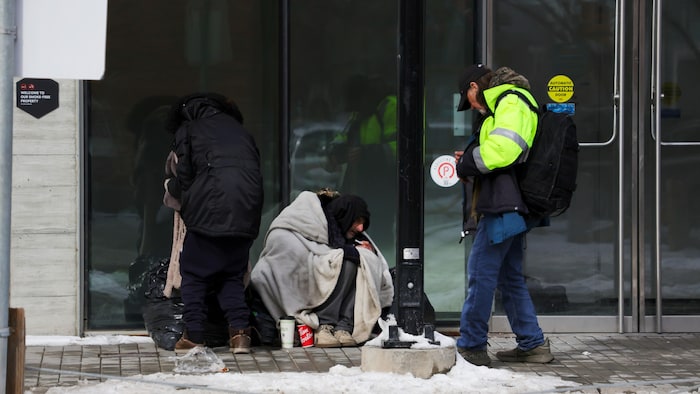 Des personnes itinérantes dans une rue au centre-ville de Calgary.