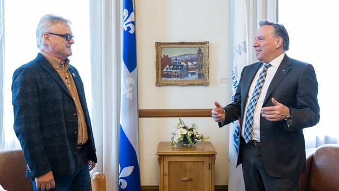 Le premier ministre et le grand chef face à face dans un bureau.