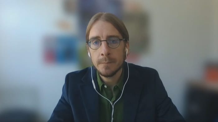 Capture d'écran d'un homme en entrevue.
