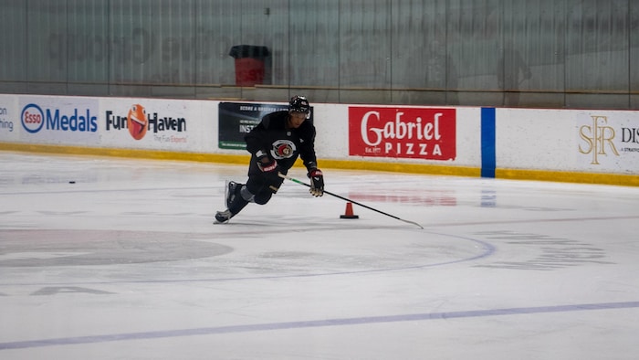 Jaxon Cover en action sur une patinoire.