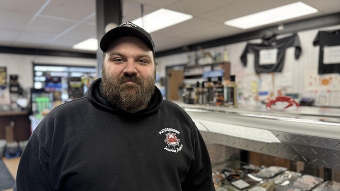 Jayson Girard dans une poissonnerie.