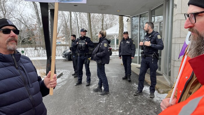 Des manifestants et des policiers.