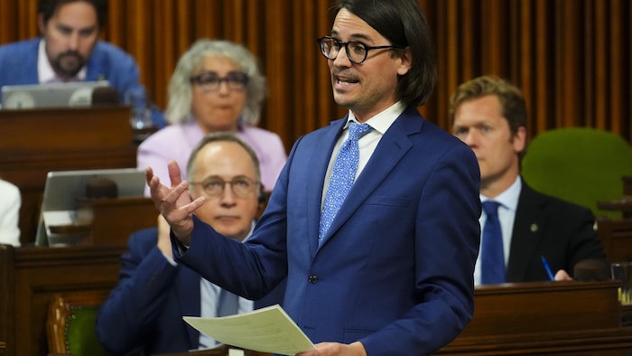 Un député est debout à la Chambre des communes.