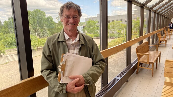 M. Chapleau au palais de justice. Il a des documents dans les mains.