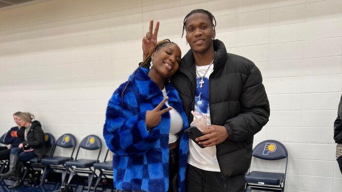 Ils vont le V de la victoire avec leur main.