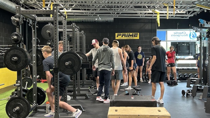 Young people in a weight room canadians sulk united states, tourist