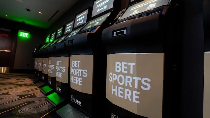 Des bornes de paris sportifs de la compagnie BetMGM.
