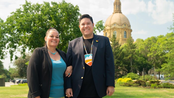 Jodi Calahoo Stonehouse, à gauche, accompagnée de Brooks Arcand Paul, à droite, devant l'Assemblée législative de l'Alberta. 