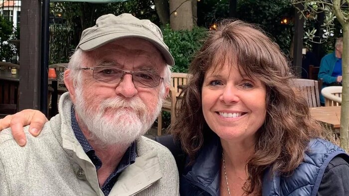 John et Charlene O'Connor, assis à l'extérieur, posent pour une photo.