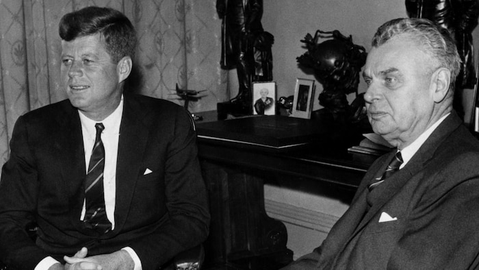 Le président américain John F. Kennedy et le premier ministre John Diefenbaker assis un à côté de l'autre.