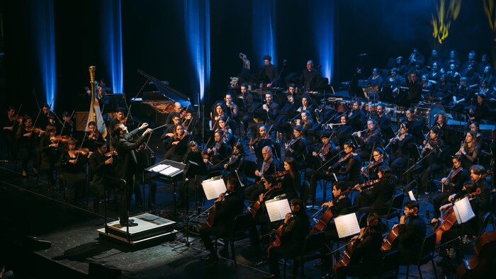 Plusieurs musiciens dans un orchestre en performance.