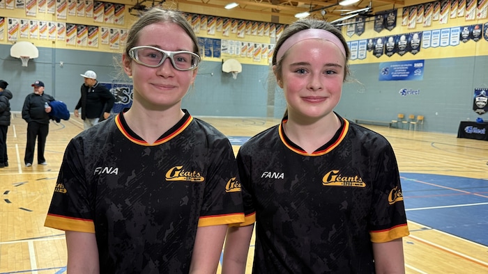 Des jeunes joueuses de futsal dans un gymnase.