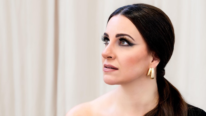 Joyce El-Khoury qui regarde vers la gauche.