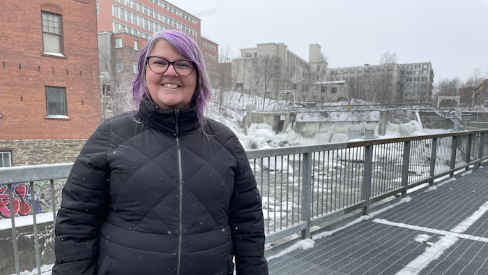 Julie Grenier devant une chute d'eau à Sherbrooke.