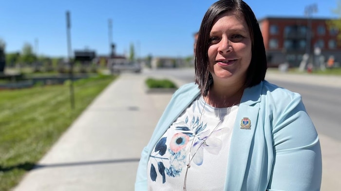 Julie Morin devant le centre-ville de Lac-Mégantic. 