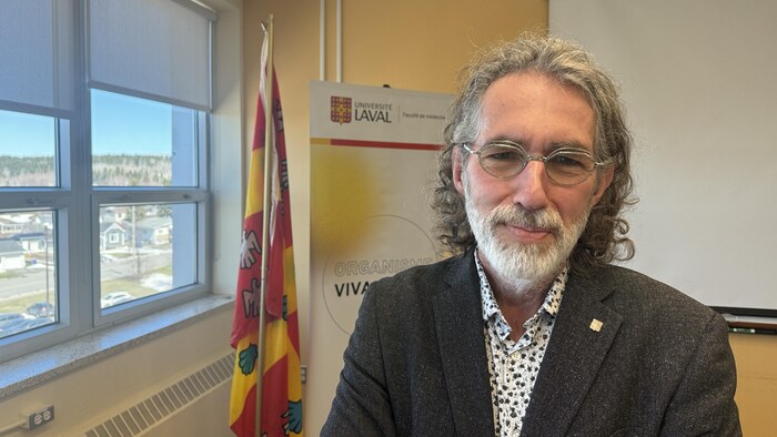 Julien Poitras, doyen de la Faculté de médecine de l'Université Laval sourit.