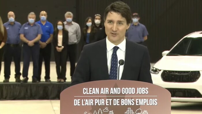 Justin Trudeau devant un pupitre.