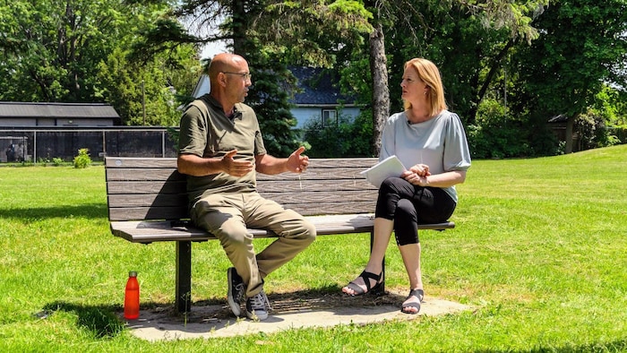  رئيس ’’مركز أقبايلي‘‘ في مونتريال، كمال سربوح، يتحدث إلى مراسلة راديو كندا بريجيت بورو في أحد متنزهات المدينة.
