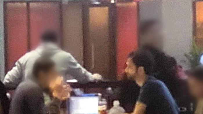 كمال سحاقي (إلى اليمين) جالساً في مطعم في مونتريال مع الرجل الذي اتصل به وقدّم نفسه على أنه موظف في القنصلية الجزائرية في مونتريال.