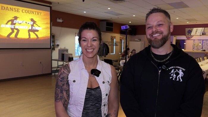 Kathy Arseneault et Andrew Gagné sourient.