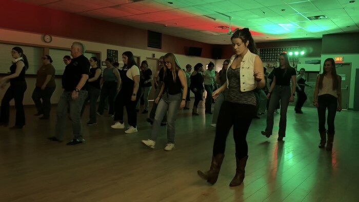 Kathy Arseneault enseigne un cours de danse.