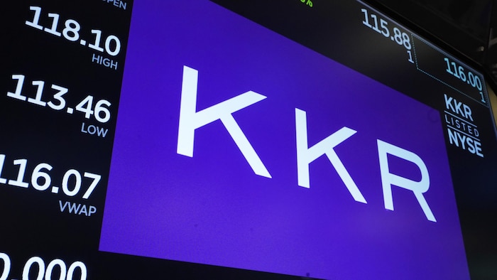 Le logo de KKR apparaît sur un écran de terminal de la Bourse de New York en 2025. 