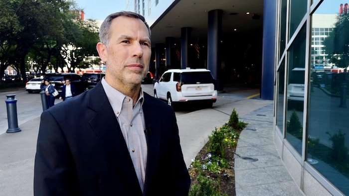 Kurt Barrow effectue une entrevue à l'extérieur d'un hôtel de Houston le 22 mars 2026.