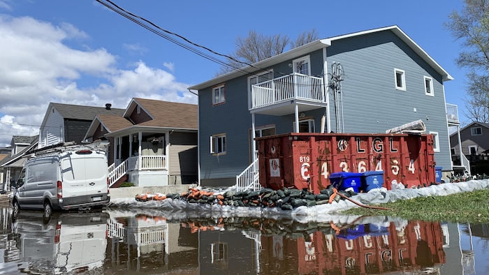 Une maison entourée de sacs de sable.