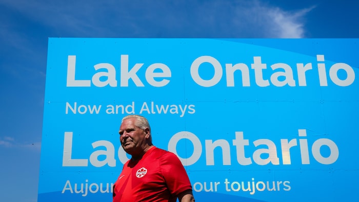 Le premier ministre de l'Ontario, Doug Ford, dévoile un panneau pour le lac Ontario à la zone de conservation Fifty Point à Grimsby, en Ontario, le samedi 29 août 2026.