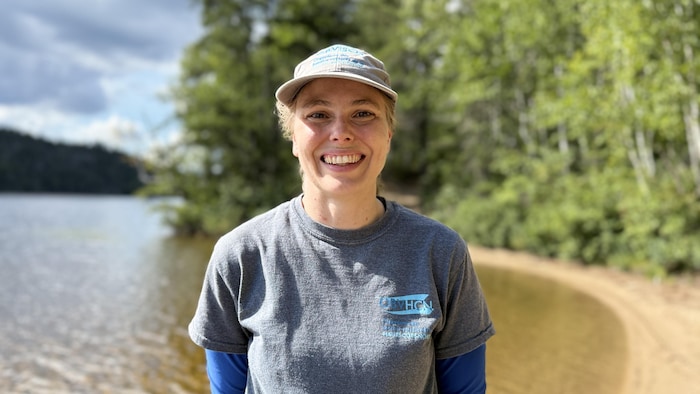 Catherine Emond au bord d'un lac.
