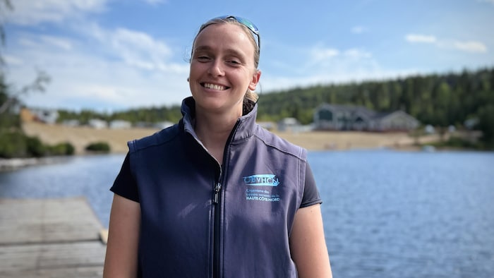 Juliette Renard devant un lac.