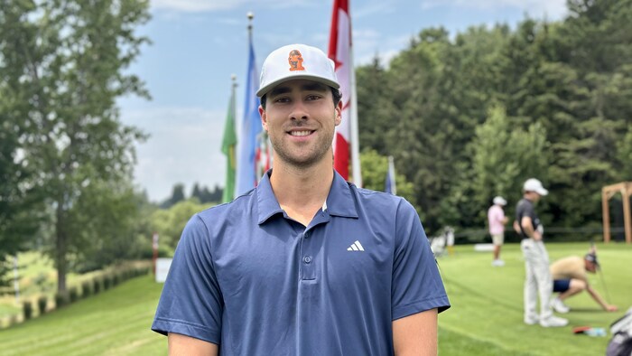 Un homme avec une casquette.