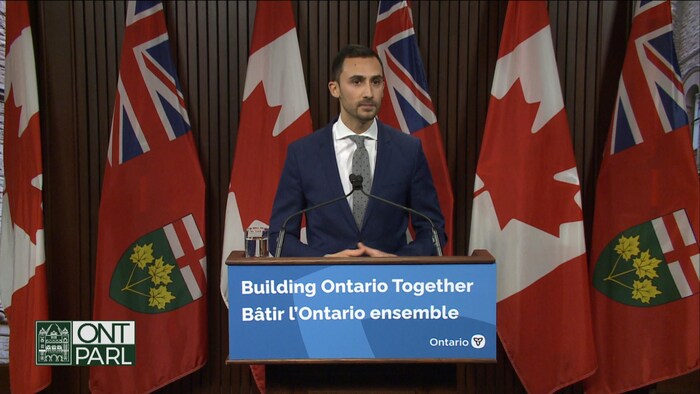 Le ministre de l'Éducation Stephen Lecce lors d'un point presse à Queen's Park