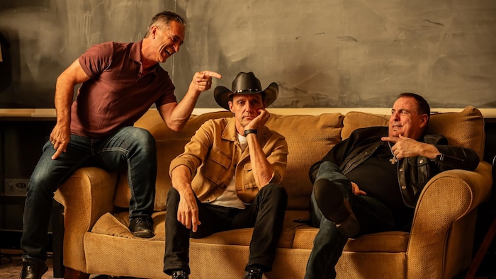 Laurie, Hert et Rhéal LeBlanc assis sur un sofa.