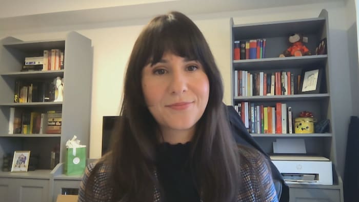 Lily Meunier-Côté dans un bureau en visio-conférence