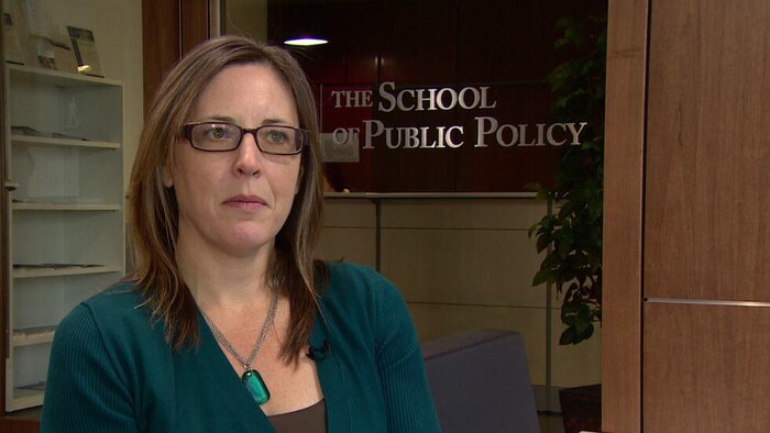 Lindsay Tedds fait une entrevue dans un bureau de l'École de politiques publiques de l'Université de Calgary. 