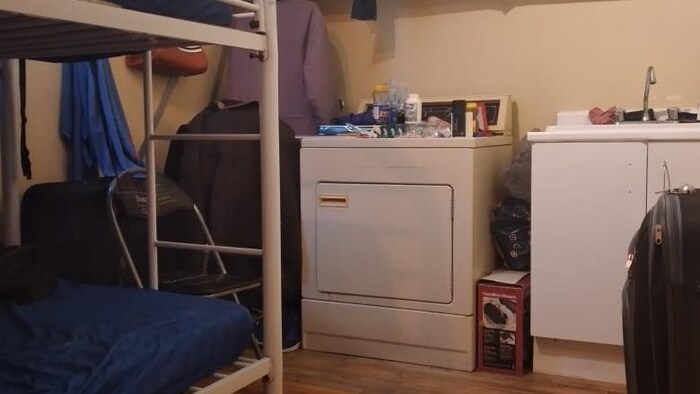 Une laveuse et un lit superposé