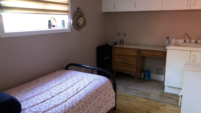 Une chambre avec un lit simple.