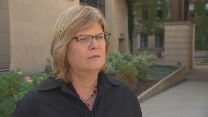 Lucie Hotte sur le campus de l'Université d'Ottawa.