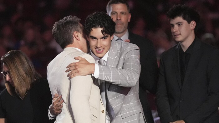 Deux personnes se donnent un câlin