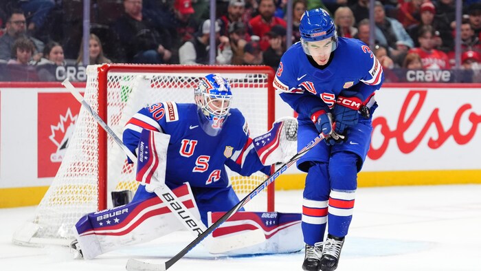 Un joueur bloque une rondelle au milieu du corps