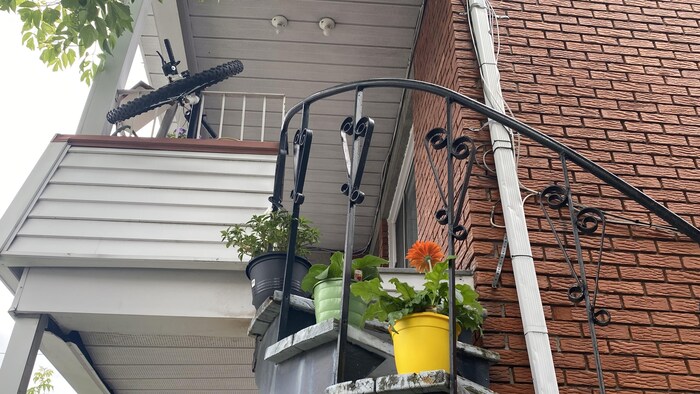 Un balcon d'appartement.