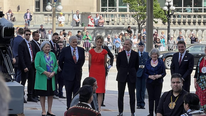 Des gens s'arrêtent pour une prise de photo.