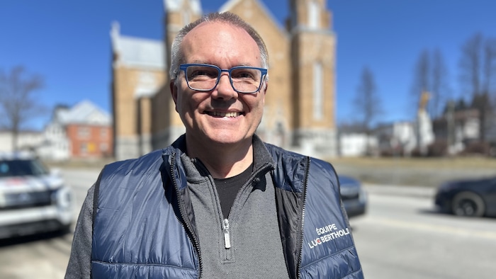Un homme porte une veste de l'Équipe Luc Berthold