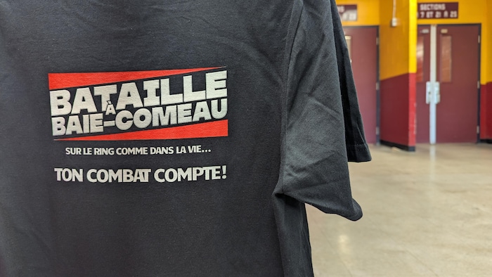 Un chandail faisant la promotion du gala de lutte à Baie-Comeau.